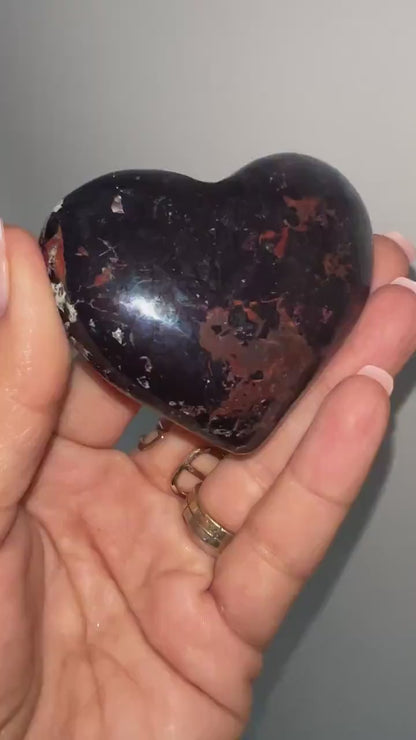 Heart Shaped Polished Covellite Crystal: 168 Gr, Peru